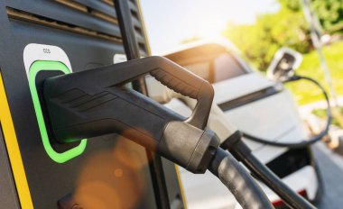 EV şarj istasyonunda DC CCS tip 2 EV konnektörlü modern hızlı 300KW hiperşarj cihazı veya hibrit PHEV otomobiller için Supercharger. Fiş ve Şarj konsepti resmi.