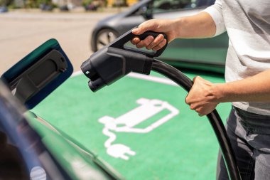 DC CCS2 EV prizini şarj istasyonuna, hiperşarj cihazına ya da süperşarja takıyorum. Elektrohareketlilik konseptini yükle.