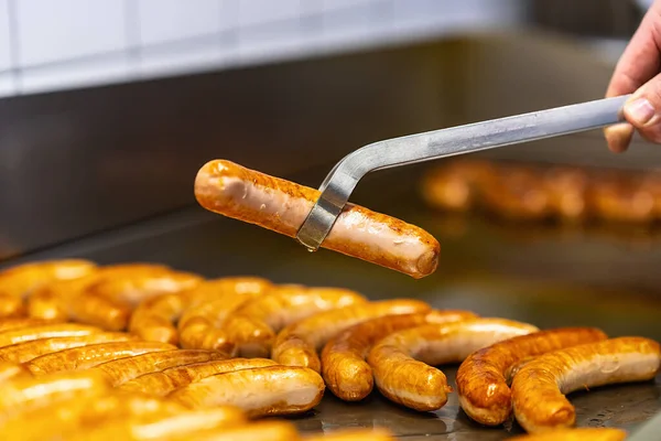 Mão Segurando Salsicha Currywurst Frito Umas Pinças Sobre Prato Ato — Fotografia de Stock