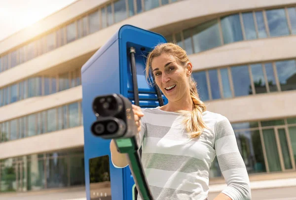 Donna Felice Che Tiene Connettore Ricarica Ccs2 Hypercharger Supercharger Ricaricare — Foto Stock