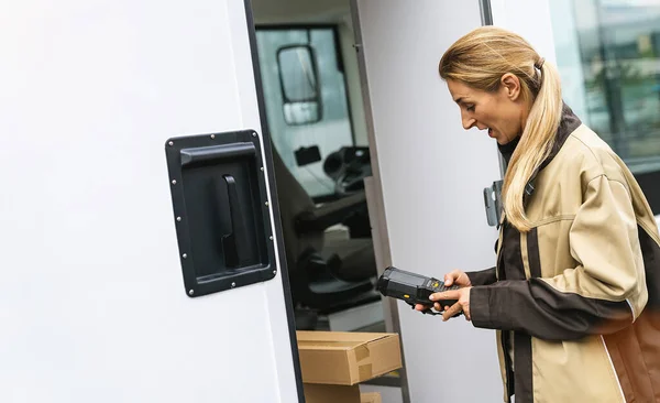 Zusteller Hält Barcode Scanner Vor Ihrem Lieferwagen Pakete Überprüfen — Stockfoto