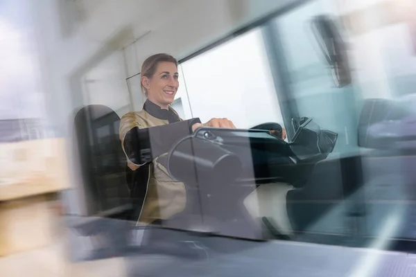 Lächelnde Zustellerin Sitzt Als Fahrerin Mit Bewegungsunschärfe Auto — Stockfoto