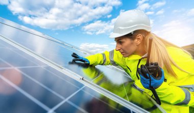 Kadın mühendis güneş paneli alanını kontrol etmek için bir telsiz tutuyor ve şüpheli görünüyor. Sürdürülebilir enerji ve güneş enerjisi alanı konsepti