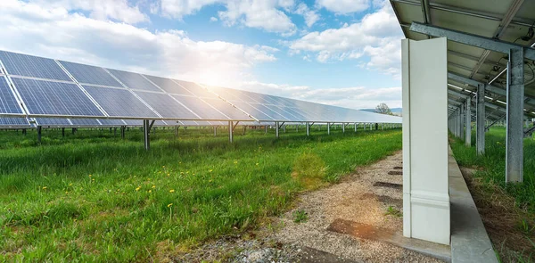 Solární Panely Fotovoltaické Pole Alternativní Zdroj Elektrické Energie Koncepce Udržitelných — Stock fotografie