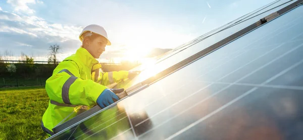 Günbatımında Güneş Paneli Takan Kadın Mühendis Sürdürülebilir Enerji Güneş Enerjisi — Stok fotoğraf