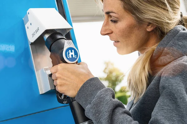 Kvinna Håller Bränslebehållare Med Väte Logotyp Bensinstationen För Att Fylla — Stockfoto