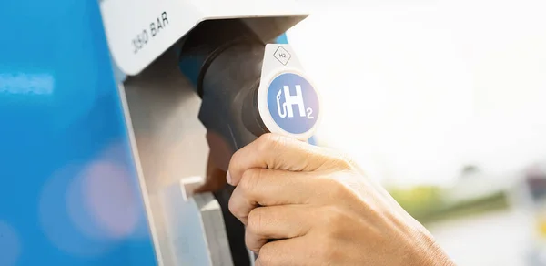 Γυναίκα Κατέχει Ένα Δοχείο Καυσίμου Λογότυπο Υδρογόνου Στο Βενζινάδικο Κινητήρας — Φωτογραφία Αρχείου