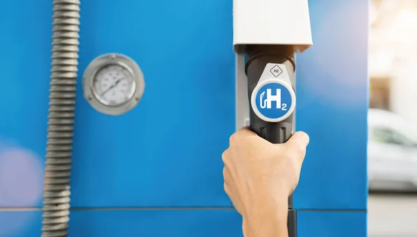 Benzin Istasyonunda Hidrojen Logosu Olan Bir Yakıt Bidonu Tutun Emisyonsuz — Stok fotoğraf