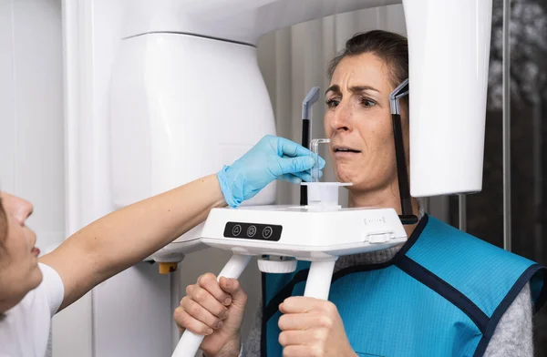 Οδοντίατρος Προσαρμόζει Μηχάνημα Ακτίνων Έναν Δύσπιστο Ασθενή Πανοραμική Ακτινογραφία — Φωτογραφία Αρχείου