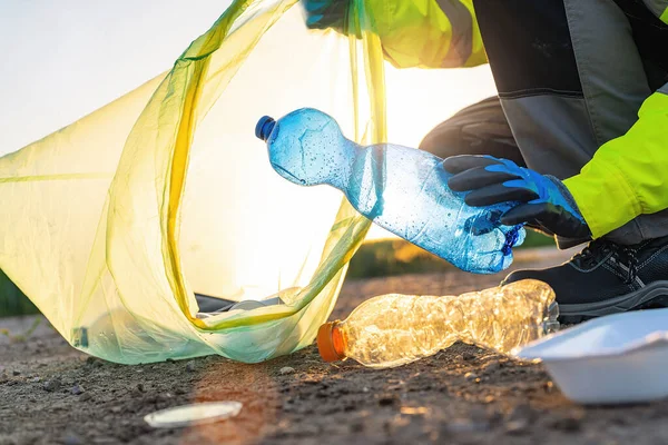 Ember Keze Felveszi Műanyag Palackokat Szemetet Tesz Zöld Szemeteszsákba Hogy — Stock Fotó