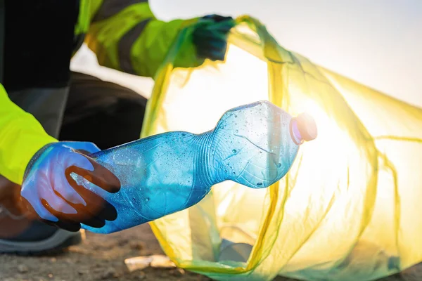 Önkéntes Tartja Szemetet Műanyag Palack Zöld Zacskóba Parkban Reggel Fény — Stock Fotó