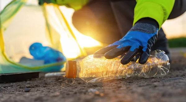 Mulher Voluntária Recolhendo Lixo Plástico Parque Pôr Sol Conceito Ambiente — Fotografia de Stock