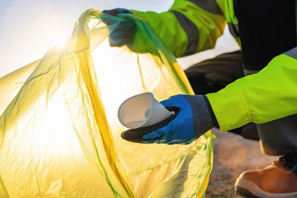 Voluntário Recolhendo Lixo Plástico Parque Pôr Sol Conceito Ambiente Limpeza — Fotografia de Stock