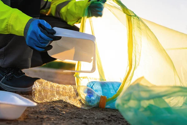 Homem Voluntário Recolhendo Lixo Plástico Parque Pôr Sol Conceito Ambiente — Fotografia de Stock