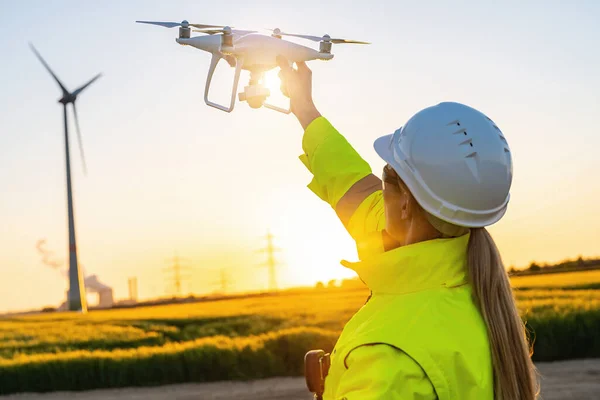 Exploitant Femelle Tenant Drone Pour Inspecter Coucher Soleil Éolienne Image — Photo
