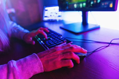 Profesyonel bir adam klavyesine yazıp oyun oynuyor. 