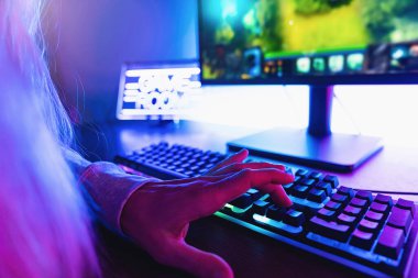 Klavyede Oyuncuların Elleri, Etkin Düğmelere Basma, MMO Oyunları Çevrimiçi. Arkaplan, Neon Işıklı Aydınlık.