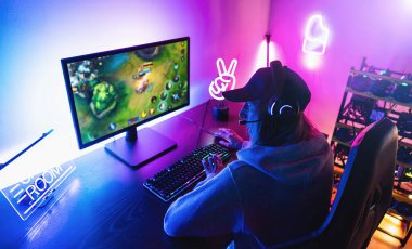 Profesyonel bayan oyuncu, kişisel bilgisayarında birinci şahıs nişancı çevrimiçi video oyununda işaret ediyor ve oynuyor. Neon Lights 'ın Retro Arcade Style' daki oda aydınlatması. Çevrimiçi Siber Spor Şampiyonası