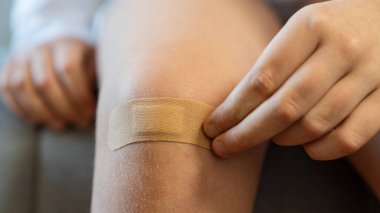 Kız alçıyı çıkarmak istiyor. 