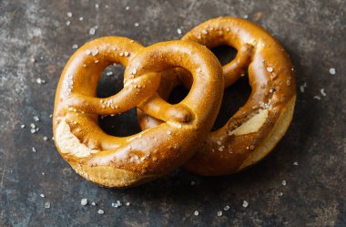 Kırsal masada krakerler, Bavyera geleneksel Alman yemekleri.