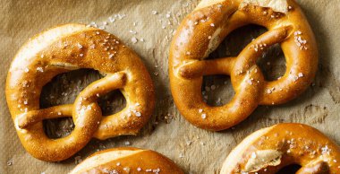 Taze Bavyera krakerleri, ev yapımı geleneksel Alman yemekleri.