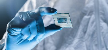 Eldivenlerdeki eller mikroçip testini Ultra Modern Elektronik Üretim Fabrikasında yapıyor.