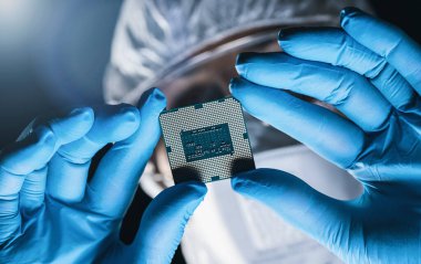 Eldivenlerdeki eller mikroçip tamir mikro işlemci elektronik elektronik aletleri Ultra Modern Elektronik İmalat Fabrikasında tutuyor.