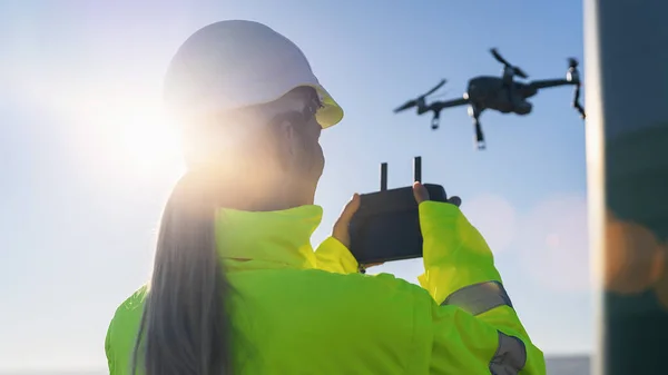 Inspection Des Drones Exploitant Femelle Inspectant Éolienne Avec Drone Concept — Photo