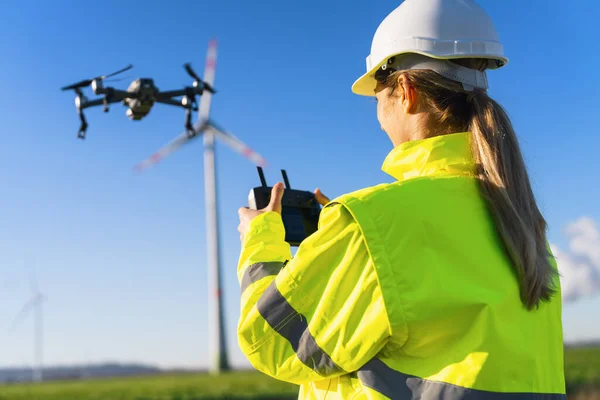 Exploitant Femelle Inspectant Éolienne Avec Drone Image Concept Inspection Drones — Photo