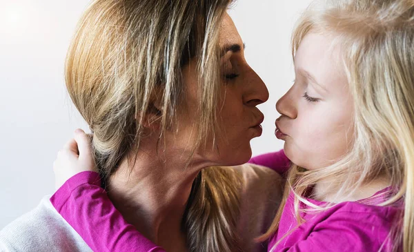 Matka Její Dcera Líbají Objímají Šťastný Milující Rodinný Koncept Image — Stock fotografie