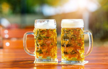 Bir bira bahçesinde taze bira, Münih, Almanya