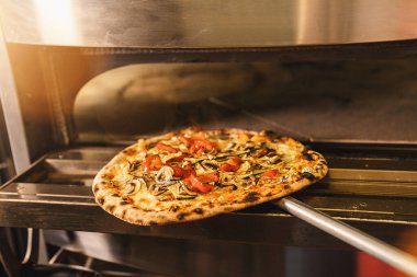 İtalyan Pizza fırın içinde pizza