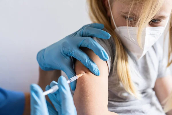 Scared Blonde Child Girl Looking Syringe Vaccine Covid Coronavirus Flu — Stock Photo, Image