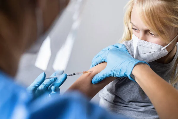 Blonde Child Girl Looking Syringe Doctor While Being Vaccinated Receiving — Stock Photo, Image