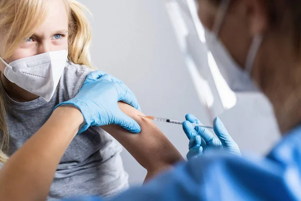Blonde Child Girl Looking Doctor Syringe Hand Refuses Syringe Vaccine — Stock Photo, Image