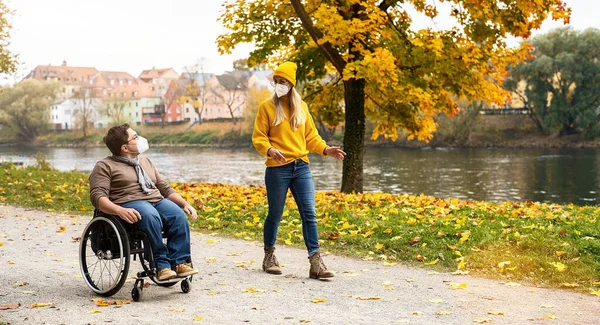 Kobieta Jej Niepełnosprawny Chłopak Wózku Inwalidzkim Noszący Ffp2 Podczas Pandemii — Zdjęcie stockowe