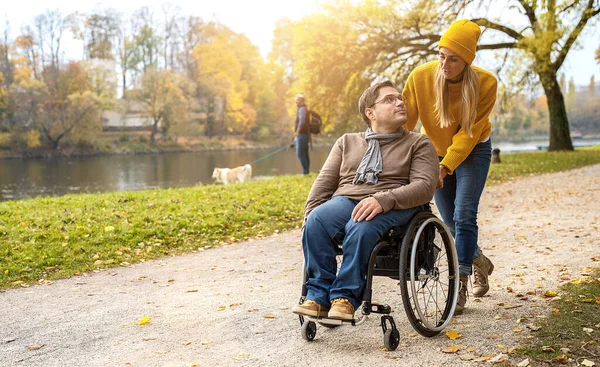 Женщина Парень Инвалидной Коляске Прогуливаются Парку Реки Наслаждаясь Осенним Днем — стоковое фото
