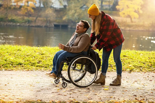 Kobieta Jej Przyjaciółka Wózku Inwalidzkim Spacerując Parku Nad Rzeką Ciesząc — Zdjęcie stockowe