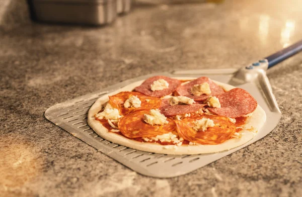 Pizza Výrobce Připravuje Typickou Salámovou Pizzu Italské Pizzerii — Stock fotografie