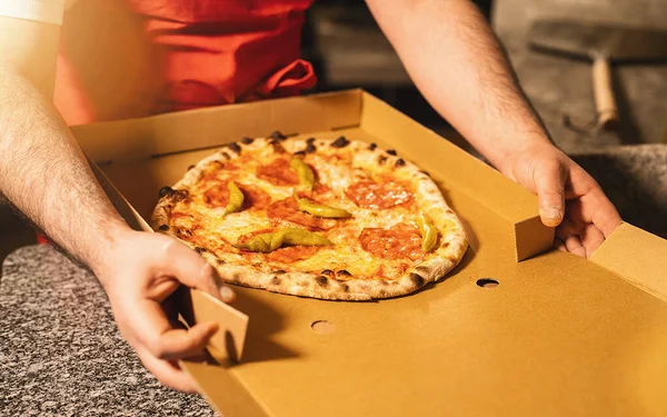 Pizza Pekař Balení Čerstvé Salám Pepperoni Pizza Kamene Pece Krabici — Stock fotografie