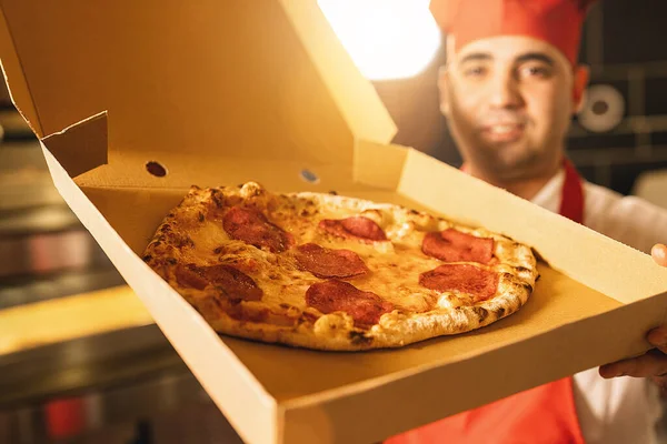 Šťastný Italský Pekař Pizzy Držící Salámovou Pizzu Krabici Dodání Italské — Stock fotografie