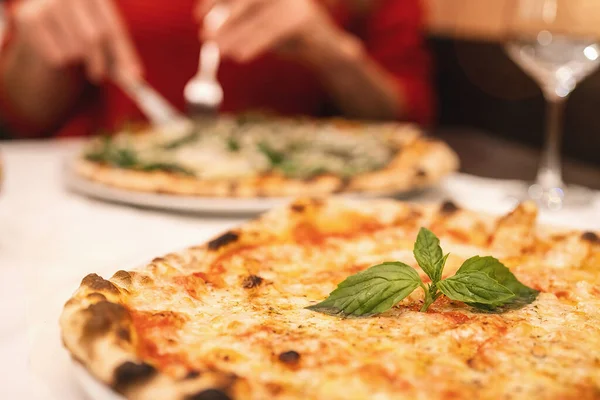 Lidé Jedí Margherita Pizzu Vidličkou Nožem Italštině — Stock fotografie