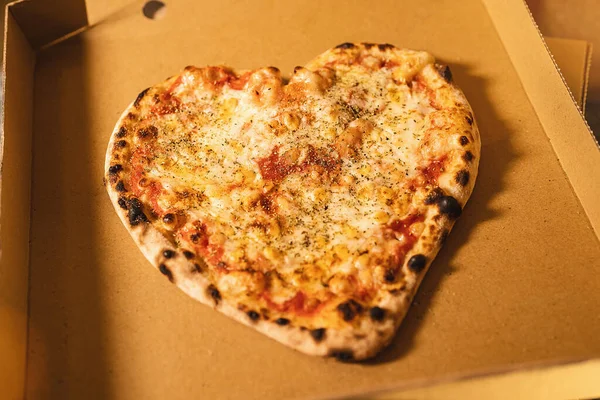 Čerstvá Italská Pizza Tvaru Srdce Kamenné Trouby Krabici — Stock fotografie