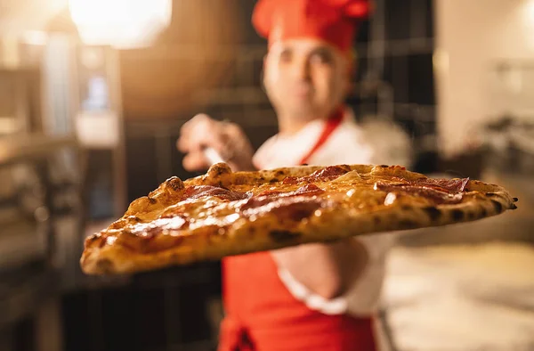 Tradiční Pekař Drží Pizzu Slupce Italské Pizzerii — Stock fotografie
