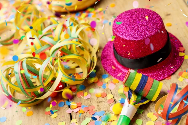 Carnaval Decoratie Uit Duitsland Houten Oppervlak Met Confetti Slingers Party — Stockfoto