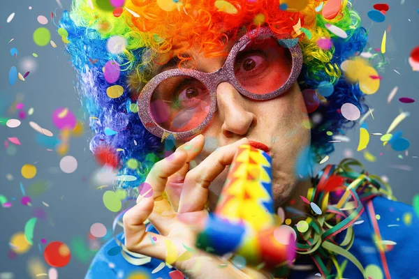 戴假发戴眼镜的派对女人科隆的Carneval Confetti掉在地上 — 图库照片