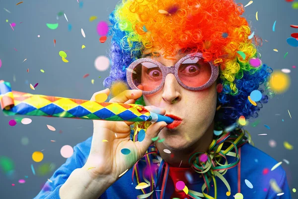 Happy Party Woman Wig Confetti Pieces Confetti Falling Colorful Colors — Stock Photo, Image