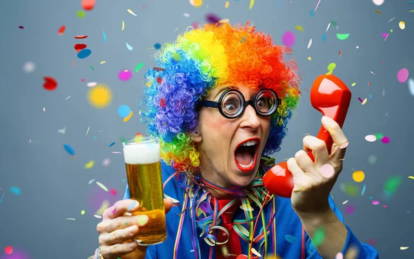 派对女人拿着红色手机一边喝啤酒一边尖叫一边庆祝德国时尚狂欢节 五彩缤纷 — 图库照片