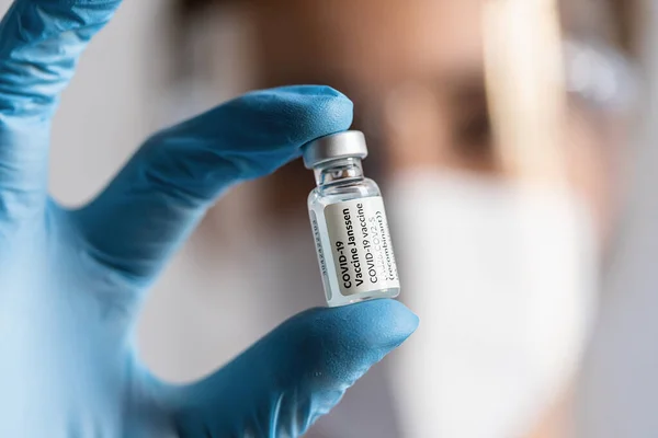 ドイツのベルリン12月10 2021 医療従事者は 予防接種センターに配置されたファイザー バイオテクノロジーワクチンの瓶から用量を保持しています ストック画像