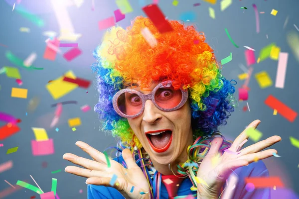 Krásný Vzrušený Šťastný Večírek Žena Paruce Brýle Karneval Royalty Free Stock Fotografie